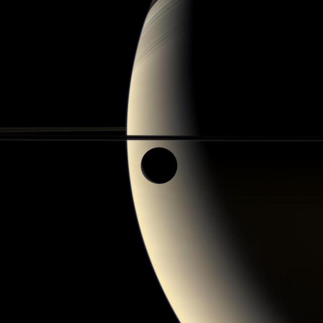 Рея на фоні Сатурна