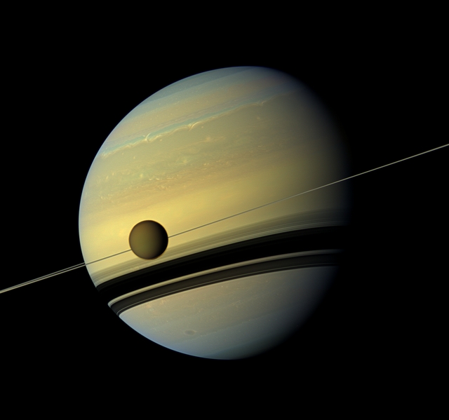 Титан на фоні Сатурна